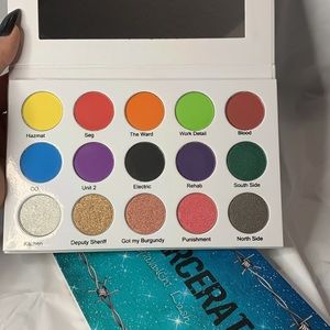 Vibrant color eyeshadow palette